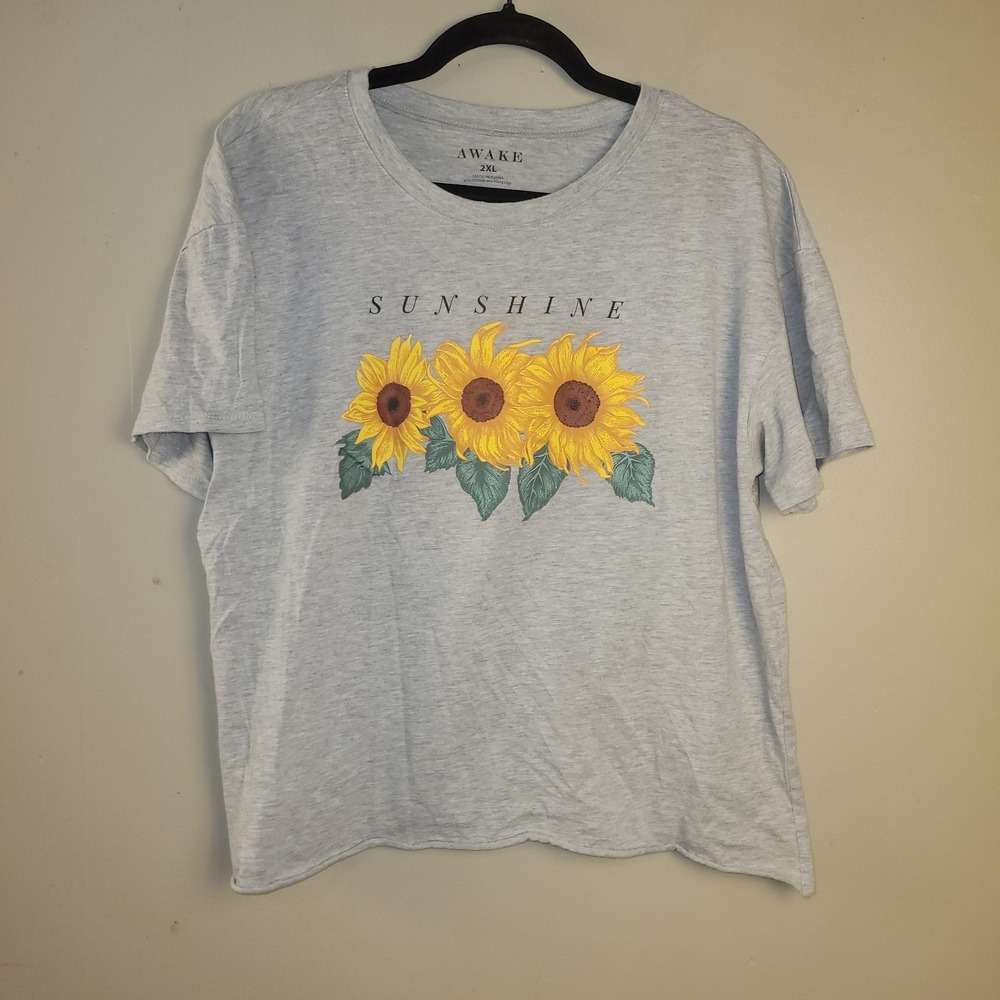 Awake Brand Sunflower T-Shirt Juniors Size 2XL -- Crop‎ Length